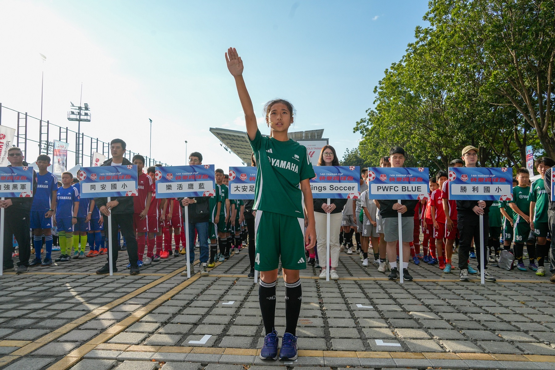樂活鷹藍洪宜槿擔任運動宣誓，和家人因為足球更有話題